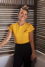 Charger l&#39;image dans la galerie, mannequin-ravissante-femme-qui-sourit-et-qui-porte-un-tshirt-cerise-jaune-ohmyfruits-dans-une-piece-en-bois
