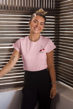 Charger l&#39;image dans la galerie, mannequin-ravissante-femme-qui-sourit-et-qui-porte-un-tshirt-cerise-rose-ohmyfruits-dans-une-piece-en-bois

