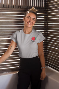 mannequin-ravissante-femme-qui-sourit-et-qui-porte-un-tshirt-fraise-gris-ohmyfruits-dans-une-piece-en-bois
