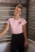 Charger l&#39;image dans la galerie, mannequin-ravissante-femme-qui-sourit-et-qui-porte-un-tshirt-fraise-rose-ohmyfruits-dans-une-piece-en-bois
