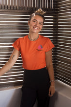 Charger l&#39;image dans la galerie, mannequin-ravissante-femme-qui-sourit-et-qui-porte-un-tshirt-framboise-orange-ohmyfruits-dans-une-piece-en-bois
