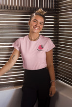 Charger l&#39;image dans la galerie, mannequin-ravissante-femme-qui-sourit-et-qui-porte-un-tshirt-framboise-rose-ohmyfruits-dans-une-piece-en-bois
