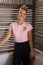 Charger l&#39;image dans la galerie, modele-sublime-femme-qui-porte-un-tshirt-rose-mandarine-ohmyfruits-et-quipose-dans-un-escalier-blanc-avec-le-ciel-bleu

