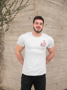 modele-homme-grand-muscle-barbu-sourire-tshirt-fruit-blanc-fruit-du-dragon-ohmyfruits-bois-feuilles