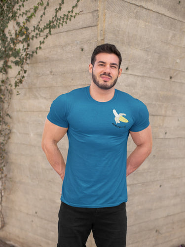 modele-homme-grand-muscle-barbu-sourire-tshirt-fruit-bleu-banane-ohmyfruits-bois-feuilles