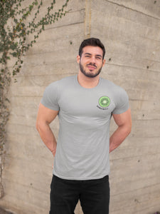 modele-homme-grand-muscle-barbu-sourire-tshirt-fruit-gris-kiwi-ohmyfruits-bois-feuilles