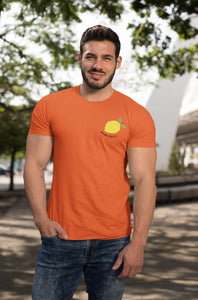 modele-homme-grand-muscle-barbu-sourire-tshirt-fruit-orange-citron-ohmyfruits-parc-nature-arbre-feuilles-jean
