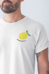 modele-homme-barbu-tshirt-fruit-blanc-citron-ohmyfruits-tatouage