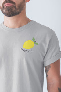 modele-homme-barbu-tshirt-fruit-gris-citron-ohmyfruits-tatouage