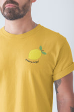 Charger l&#39;image dans la galerie, modele-homme-barbu-tshirt-fruit-jaune-citron-ohmyfruits-tatouage
