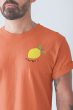 Charger l&#39;image dans la galerie, modele-homme-barbu-tshirt-fruit-orange-citron-ohmyfruits-tatouage
