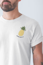 Charger l&#39;image dans la galerie, modele-homme-barbu-tshirt-fruit-blanc-ananas-ohmyfruits-tatouage
