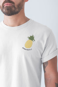 modele-homme-barbu-tshirt-fruit-blanc-ananas-ohmyfruits-tatouage