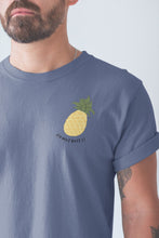 Charger l&#39;image dans la galerie, modele-homme-barbu-tshirt-fruit-indigo-ananas-ohmyfruits-tatouage
