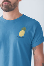 Charger l&#39;image dans la galerie, modele-homme-barbu-tshirt-fruit-bleu-ananas-ohmyfruits-tatouage

