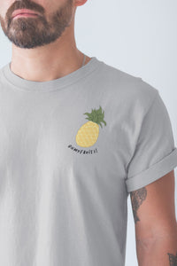 modele-homme-barbu-tshirt-fruit-gris-ananas-ohmyfruits-tatouage