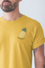Charger l&#39;image dans la galerie, modele-homme-barbu-tshirt-fruit-jaune-ananas-ohmyfruits-tatouage
