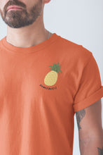 Charger l&#39;image dans la galerie, modele-homme-barbu-tshirt-fruit-orange-ananas-ohmyfruits-tatouage
