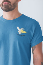 Charger l&#39;image dans la galerie, modele-homme-barbu-tshirt-fruit-bleu-banane-ohmyfruits-tatouage
