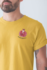 modele-homme-barbu-tshirt-fruit-jaune-grenade-ohmyfruits-tatouage
