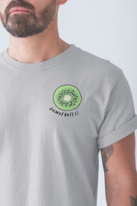 modele-homme-barbu-tshirt-fruit-gris-kiwi-ohmyfruits-tatouage