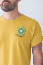 Charger l&#39;image dans la galerie, modele-homme-barbu-tshirt-fruit-jaune-kiwi-ohmyfruits-tatouage
