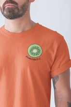 Charger l&#39;image dans la galerie, modele-homme-barbu-tshirt-fruit-orange-kiwi-ohmyfruits-tatouage
